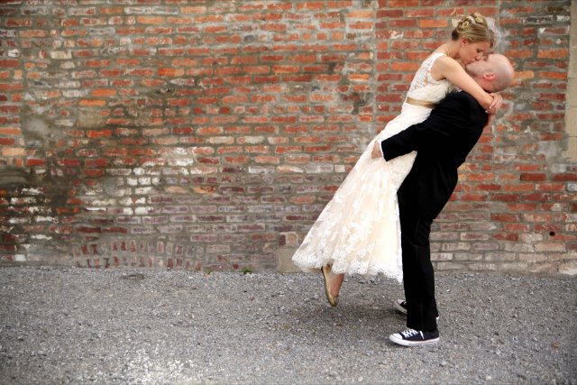 dramatic-kiss-brick-lace-dress-vintage-wedding